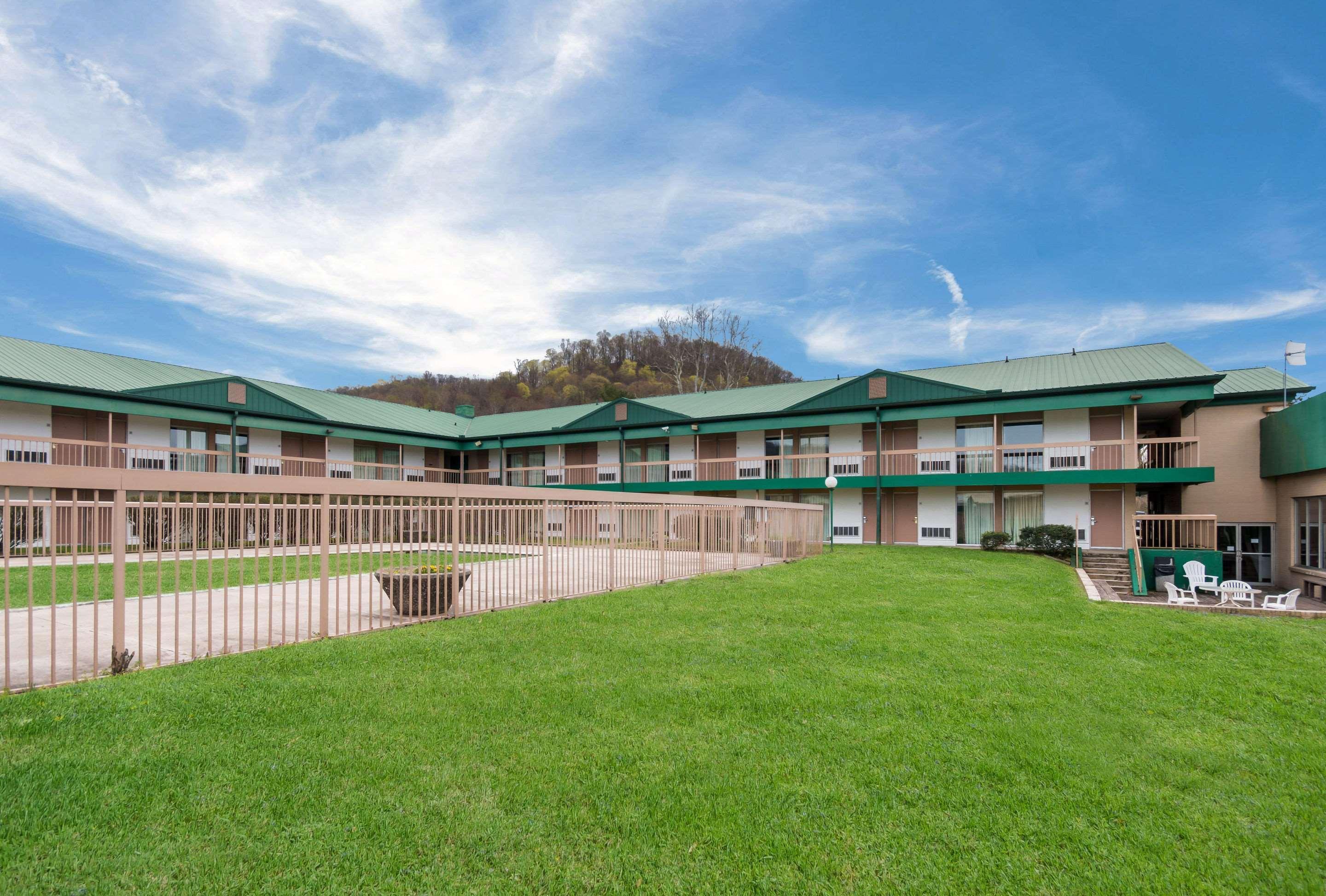 Rodeway Inn And Suites Portsmouth Exterior foto